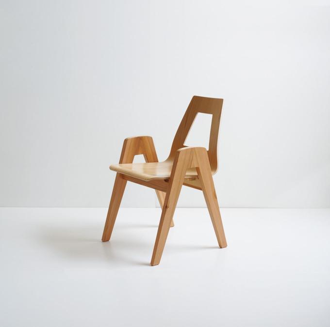 Akita Collection, sedia Aikawa 2, design Toshiyuki Kita; sedia impilabile in legno di cedro rosso giapponese di Akita. Realizzata dall'artigiano Hagiwara Seisakusho.