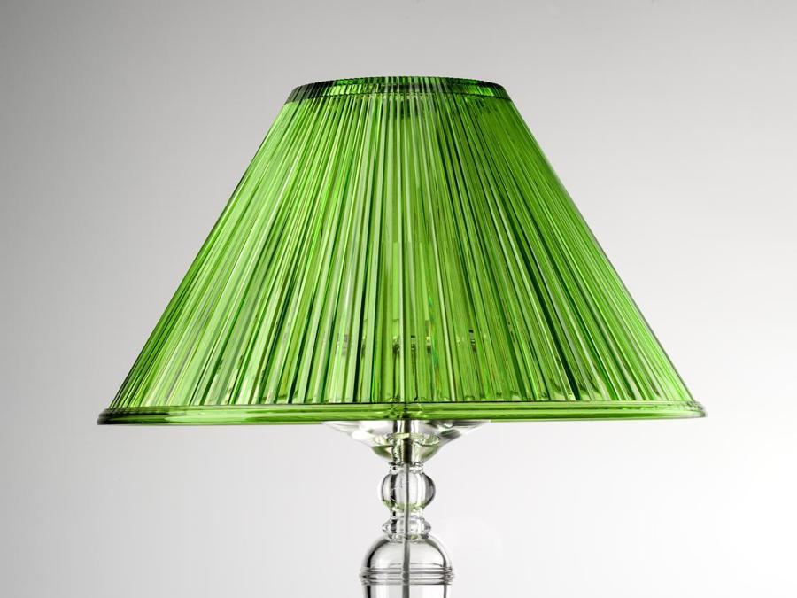 Mario Luca Giusti, lampada da tavolo Plissé. È realizzata in cristallo sintetico e proposta con il cappello plissettato nei colori verde, rosso, opalino e trasparente.