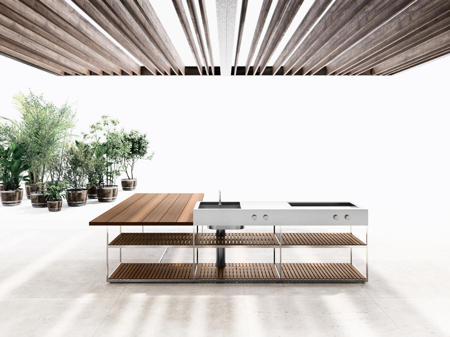 Boffi, AH01, design Alessandro Andreucci - Christian Hoisl. Progetto destinato all'utilizzo specifico outdoor con materiali adeguati a resistere all'aperto quali l'acciaio inox AISI 316 e il legno Iroko o il Paperstone. Le nuove soluzioni consentono progettazioni complete di tavoli, penisole e panche di seduta perfettamente integrate. Un comodo carrello di servizio completa la proposta. Le caratteristiche della zona BBQ forniscono alte prestazioni di cottura a livello professionale; anche la zona lavaggio è completata da un rubinetto a canna di erogazione saliscendi che consente di ricoprire con un coperchio le due zone. A corredo e richiesta viene fornito il telo di copertura per esterno realizzato con materiale per uso velico altamente impermeabile e protettivo.