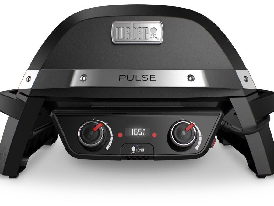 Weber, Pulse 2000. Con la sua doppia area di cottura, la gamma Pulse 2000 permette di grigliare simultaneamente cibi diversi a differenti temperature. Griglia di cottura in ghisa smaltata per una uniforme distribuzione del calore, tecnologia iGrill integrata per un maggior controllo sulla cottura del cibo (invia in tempo reale la temperatura tramite Bluetooth® all'app Weber iGrill installata sul proprio dispositivo mobile), spia di preriscaldamento lampeggiante fino a raggiungimento della temperatura impostata, controllo preciso della temperatura grazie al display LED situato sul pannello di controllo anteriore, manopole di regolazione manuale della temperatura, cruscotto frontale rimovibile, vaschetta di raccolta del grasso rimovibile per una veloce e facile pulizia, resistenze elettriche rimovibili, possibilità di connettere fino a quattro sonde di temperatura. Disponibile anche nella versione dotata di pratico carrello integrato