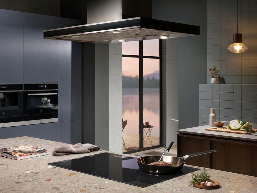 lectrolux, SensePro, piano a induzione intelligente, con funzione sous-chef che guida passo passo l'utente, dotato di termosonda wireless, SenseBoil per evitare qualsiasi trabocco di liquidi e il collegamento wireless con la cappa che viene attivata in base alla temperatura e alle zone di cottura