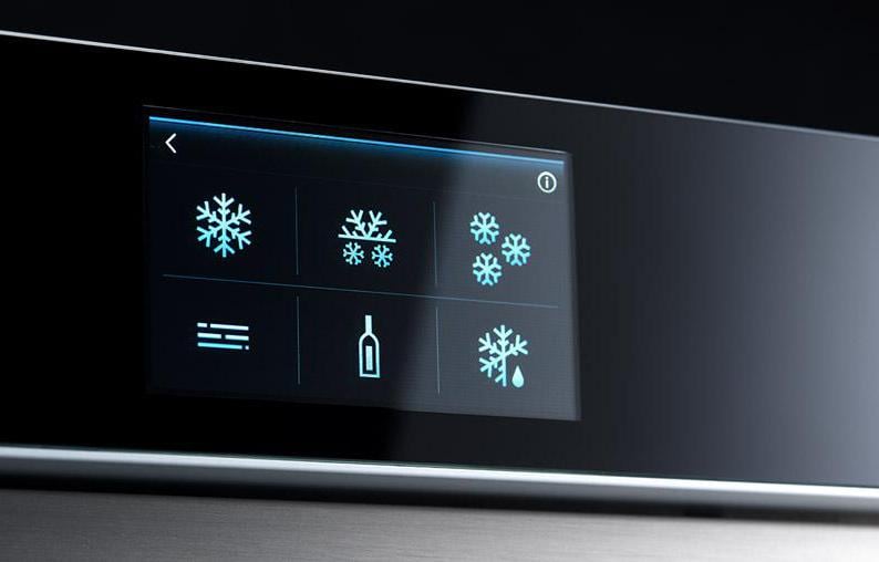 Irinox, Freddy, il display dell'abbattitore multifunzione da incasso consente di passare facilmente da una funzione all'altra; oltre ad abbattere rapidamente la temperatura di cibi cotti e caldi, l'apparecchio lievita, riscalda, rinfresca e congela. E' dotato di sonda e di un display touch intuitivo.