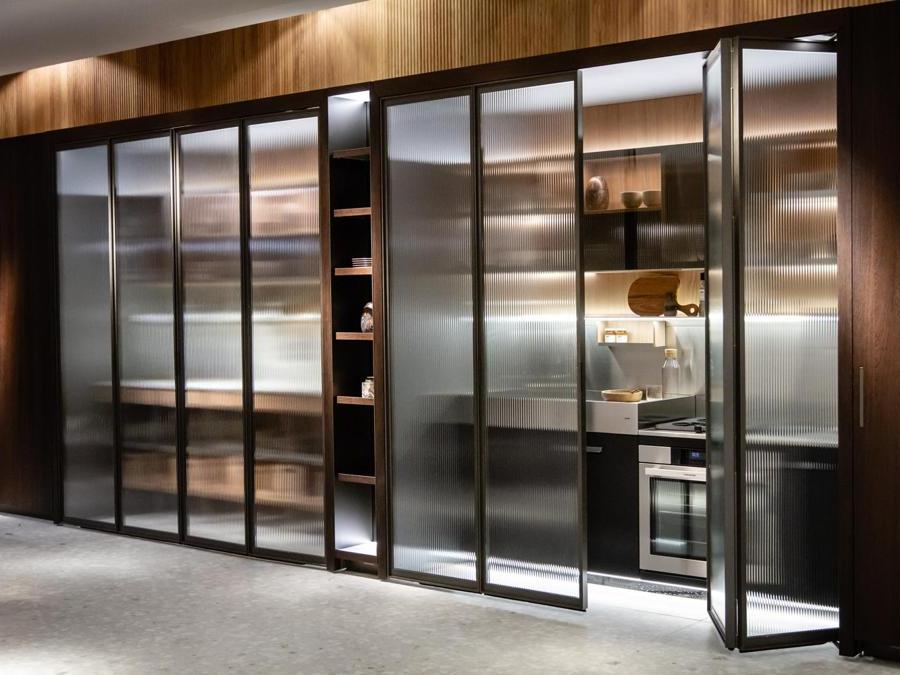 Ernestomeda, Inside System. È un sistema di contenitori/cabina accessibili e personalizzabili al loro interno con diverse tipologie di attrezzature. Una delle caratteristiche fondamentali è l'apertura totale dei contenitori freestanding mediante un sistema di ante rototraslanti a impacchettamento laterale, che ne libera completamente l'apertura, permettendone l'accesso. Ernestomeda ha sviluppato e progettato il meccanismo Inside System. Le finiture delle ante di Inside System spaziano attraverso tutto il ventaglio di proposte per i vetri, gli impiallacciati e i laccati disponibili. La versione kitchen di Inside System costituisce un vero e proprio ambiente cucina, completo di tutti i dettagli: dal monoblocco lavaggio Bay al piano di lavoro caratterizzato dal piano cottura Gourmet, dal pensile InLine, dotato di vano cappa Hood InLine, alla mensola Order, il sistema di mensole in alluminio accessoriabile con un'ampia gamma di elementi. Order è presente anche nella versione dispensa, personalizzabile con il piano di lavoro con zona lavaggio integrata, il pensile InLine e le basi giorno K-System