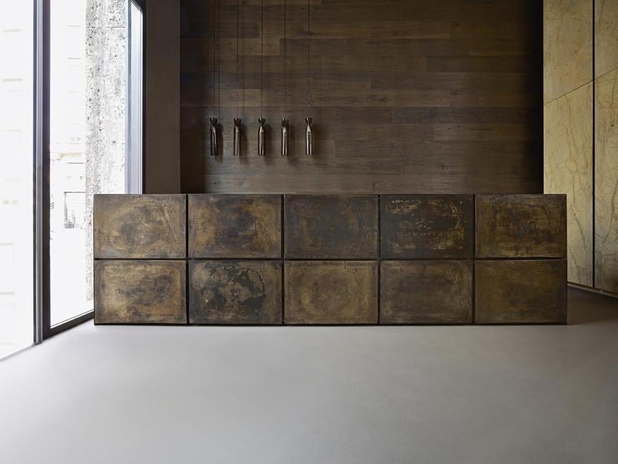 minotticucine, Terra bronzo, design Claudio Silvestrin. Nuova versione dell'iconica cucina di Silvestrin, questa volta realizzata in bronzo fuso. Un monoblocco scultoreo che ha richiesti 1800 kg di metallo. Come nei modelli precedenti, è stato piano di lavoro e frontali sono accorpati secondo un angolo di 45°