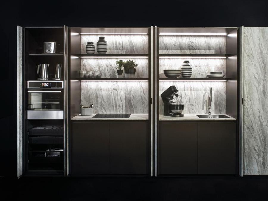 Maistri, Arka. La cucina si rinnova con una nuova finitura in melaminico pietra ed è interamente contenuta all'interno delle colonne. Una soluzione ideale per l'arredo di piccoli spazi