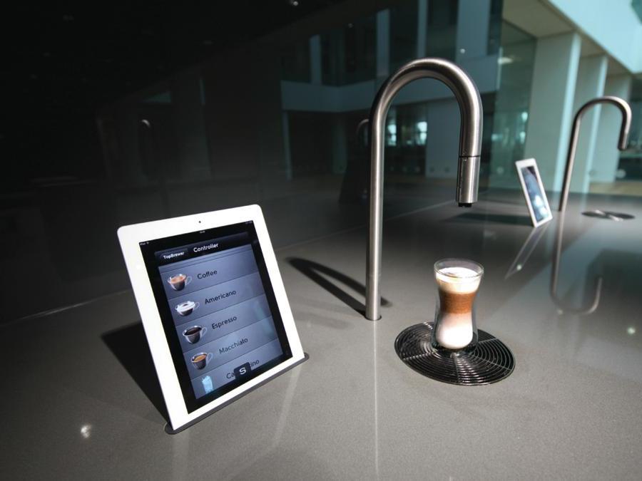 Frigo2000, Scanomat, Top Brewer, avanzatissima macchina espresso-bar, connessa e gestita da smartphone e tablet per tutte le funzioni; la parte “tecnica” è installabile sottopiano; eroga caffè espresso o lungo e tutta la gamma del caffè e del latte oltre a bevande calde e fredde, ha il macinatore a diverse regolazioni. Ciascuno può creare e memorizzare la propria bevanda personalizzata dal display; ha la pulizia automatica e il rubinetto erogatore ruota di 360 gradi