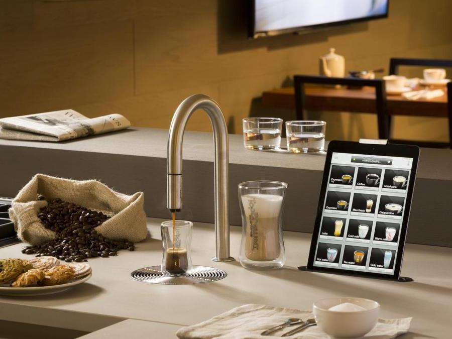 Frigo2000, Scanomat, Top Brewer, avanzatissima macchina espresso-bar, connessa e gestita da smartphone e tablet per tutte le funzioni; la parte “tecnica” è installabile sottopiano; eroga caffè espresso o lungo e tutta la gamma del caffè e del latte oltre a bevande calde e fredde, ha il macinatore a diverse regolazioni. Ciascuno può creare e memorizzare la propria bevanda personalizzata dal display; ha la pulizia automatica e il rubinetto erogatore ruota di 360 gradi