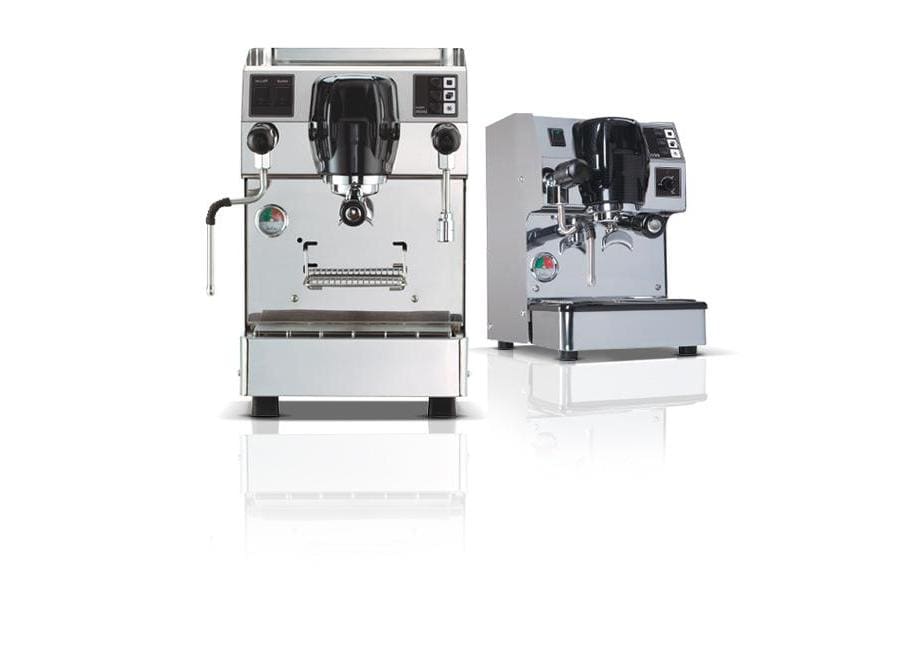 Dalla Corte, Mini e Super Mini, professionali, compatte, brevettate, realizzate con materiali e componenti di elevata qualità. Con erogatore separato dalla caldaia per avere un controllo puntuale e diretto del vapore. La temperatura di erogazione è regolabile; è possibile usare qualsiasi miscela dalla quale viene estratto il massimo. La caldaia ha una capacità di 1,50 litri e il serbatoio di 3 litri. Euro 5mila