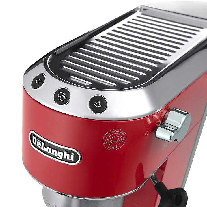 De' Longhi, Dedica, macchina espresso in metallo, con finiture cromate, larga solo 14,9 cm, rapida a riscaldarsi grazie anche all'autoinnesco ed ha una pompa da 15 bars. Funziona con caffè macinato o con cialde, eroga anche il cappuccino; il CaffèSystem dà bevande dense, abbondanti e calde. Ha lo scaldatazze. Euro 160