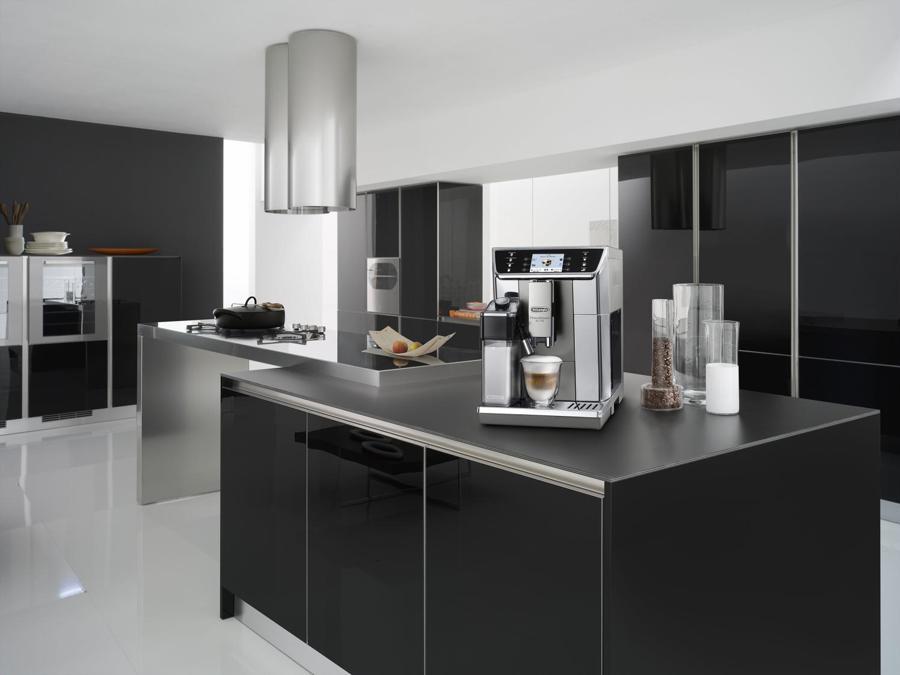 De' Longhi, Primadonna Elite, superautomatica, con macinatore che entra in azione al momento del consumo per avere una miscela sempre fresca; comandi touch sul display a colori, selezione veloce del gusto preferito; è connessa via App allo smartphone e al tablet. Particolarmente densa e abbondante la crema che viene mantenuta calda. Euro 1.400