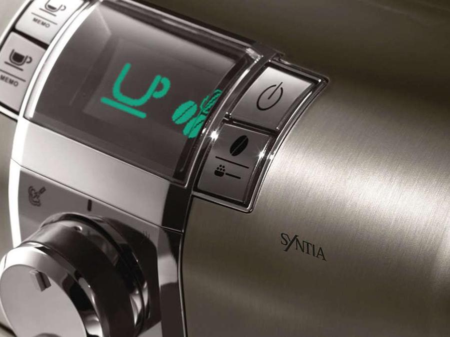 SAECO, Syntia, macchina espresso con macinatore a 7 livelli, con ampia scelta del tipo di bevanda, personalizzabile anche per il cappuccino; finiture in acciaio inox, macine in ceramica per non rovinare con il calore la miscela, facile da pulire con alcune parti lavabili in lavastoviglie. Il gruppo-caffè è estraibile per la pulizia, una prerogativa SAECO. Euro 750