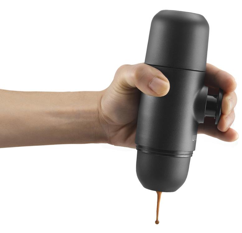 Wacaco, Minipresso, macchina per caffè da viaggio, portatile, che non richiede elettricità, si mette il caffè macinato, circa 7 grammi, nel filtro, si versa acqua calda e poi si fa salire la pressione premendo lo stantuffo sino a che non esce il caffè. Euro 65