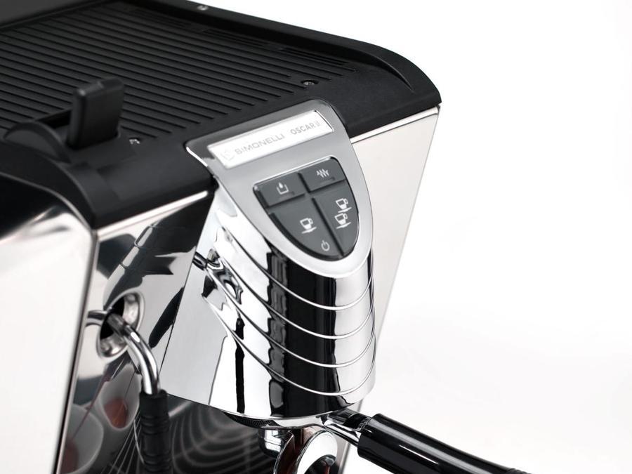 Simonelli, Oscar II, macchina professionale per espresso e cappuccino di grande eleganza, in acciaio inox, con gruppo erogatore termocompensato per estrazioni prolungate e qualità costante. Alta produzione di vapore, pompa insonorizzata, caldaia coibentata con scambiatore. Con attacco diretto alla rete idrica o con tanica