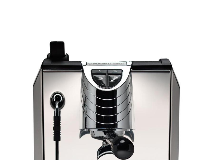 Simonelli, Oscar II, macchina professionale per espresso e cappuccino di grande eleganza, in acciaio inox, con gruppo erogatore termocompensato per estrazioni prolungate e qualità costante. Alta produzione di vapore, pompa insonorizzata, caldaia coibentata con scambiatore. Con attacco diretto alla rete idrica o con tanica