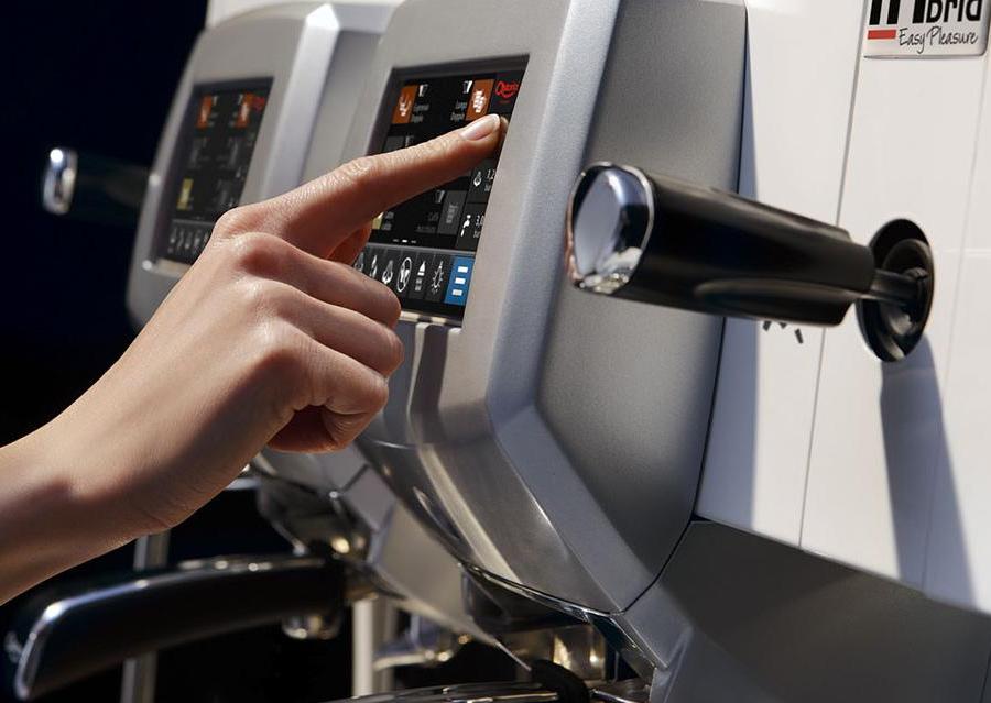 Astoria, Hybrid, macchina semiprofessionale, tutta italiana, con tecnologie avanzate, eroga un caffè espresso di intenso gusto “tradizionale”, personalizzabile; facile da usare è adatta a impieghi prolungati, frequenti; ha la schiumatura automatica del bar; i due macinini del caffè non si surriscaldano perché refrigerati. 