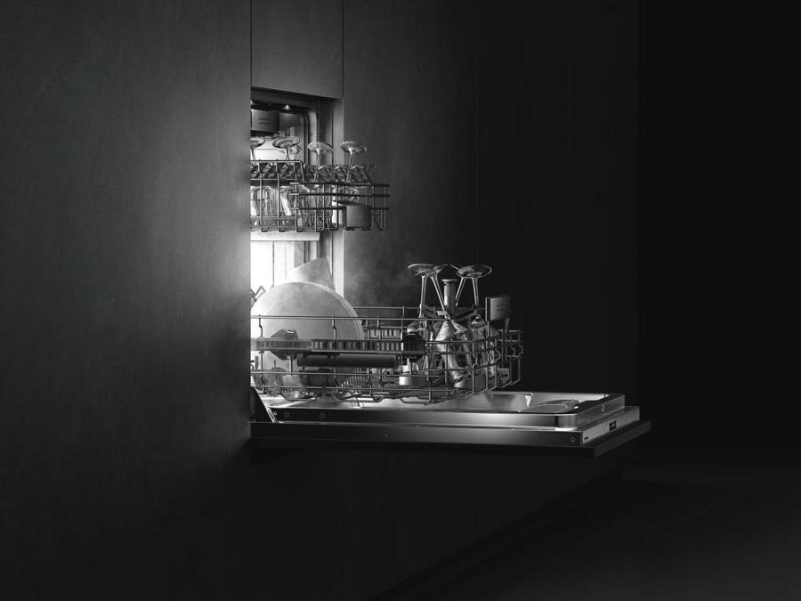 Gaggenau, DF481161, incasso a scomparsa totale, 12 coperti, A+++, consumo 9,5 litri, 8 programmi con quello speciale per il funzionamento notturno, asciugatura extra, protezione per i cristalli con asciugatura a Zeolite ; cestelli flessibili e regolabili molto facili da caricare e scaricare. A fine programma le informazioni vengono proiettate sul pavimento.