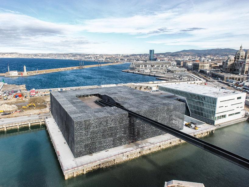 Marsiglia.  Il museo Mucem progettato da Rudy Ricciotti e Roland Carta sul waterfront di Marsiglia a ridosso della città storica (® Lafarge Library/Charles Plumey Faye)