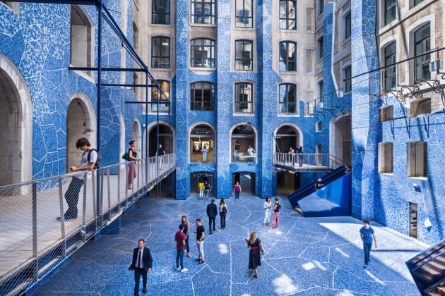 Marsiglia. Interno dei Docks, gli ex magazzini riqualificati con un centro commerciale di nuova concezione progettato da 5+1AA (photo by Yann Bouvier)