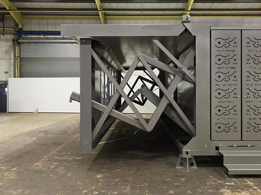 Lo studio inglese Ten Fold Engineering di Oxfordshire ha brevettato un modulo abitativo, disponibile in più versioni, che si trasporta a bordo di un camion per poi dischiudersi in pochi minuti arrivata a destinazione. (www.tenfoldengineering.com)