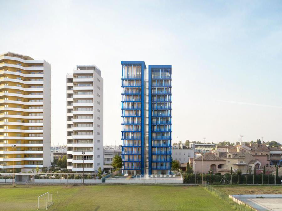 Come saranno i 14 piani in legno della Cross Lam Tower di Jesolo (in blu, sulla destra) firmata da Demogo e promossa da Urban-Bio