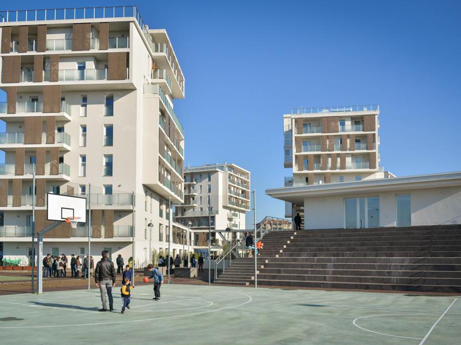 Cenni di Cambiamento, progetto di housing sociale in via Cenni a Milano, con 4 torri in legno di 9 piani, concluso nel 2013, è stato un punto di riferimento per lo sviluppo dell'architettura multipiano in legno   (Fotogramma)