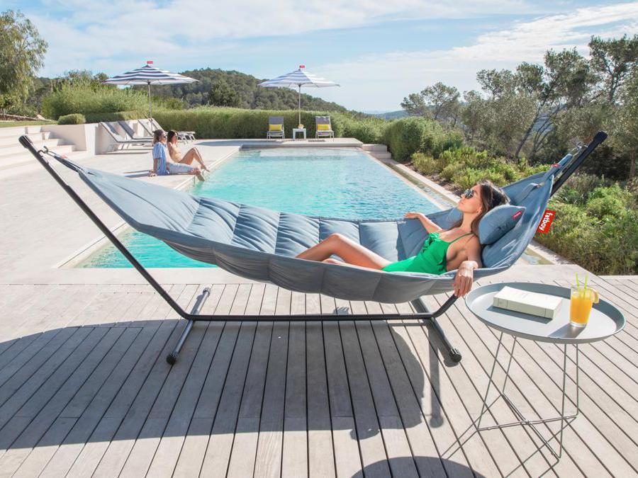 Fatboy, Headdemock Sunbrella. Amaca con supporto in metallo. Imbottitura in fibra sintetica, rivestimento in tessuto Sunbrella idrorepellente e anti sporco e resistente ai raggi UV
