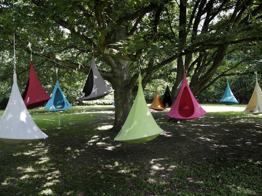 Cacoonworld, Cacoon. Tenda da appendere che può trasformarsi in un riparo, un rifugio, un'amaca, una sedia da giardino sospesa. Disponibile in versione singola o doppia