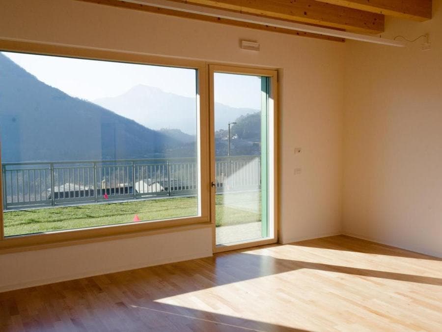 L’asilo nido di Civezzano, Trento, è una costruzione in legno, realizzata nel 2013. La proposta di realizzare un edificio Passivhaus nasce dalla dimostrazione all’amministrazione locale di poter realizzare un edificio senza extra costi rispetto ad un edificio tradizionale, lasciando però in eredità dei costi di esercizio molto contenuti (stimati in circa 2 €/m² anno). Progetto architettonico di Armalam Srl: Luca Gottardi