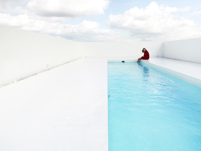 Pool K, DMVA, una piscina rettangolare sul tetto di un antico edificio del 17° secolo in una cittadina delle Fiandre in Belgio, la cui privacy è protetta da muri candidi come l'intera area; è importante sapere che, per sostenere il notevole peso, è stata installata una struttura di travi e pilastri in cemento armato. Per chi dispone di un appartamento all'ultimo piano, con la possibilità di proteggere la privacy in modo raffinato.