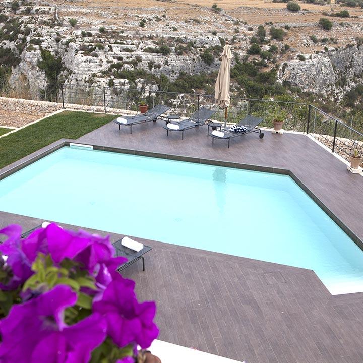 iBLU, Ambience, piscina geometrica, realizzata con pannelli prefabbricati atuoportanti in acciaio di elevato spessore con nervaturalongitudinali che conferiscono grande robustezza; è facile da installare con grande riduzione dei tempi di preparazione.