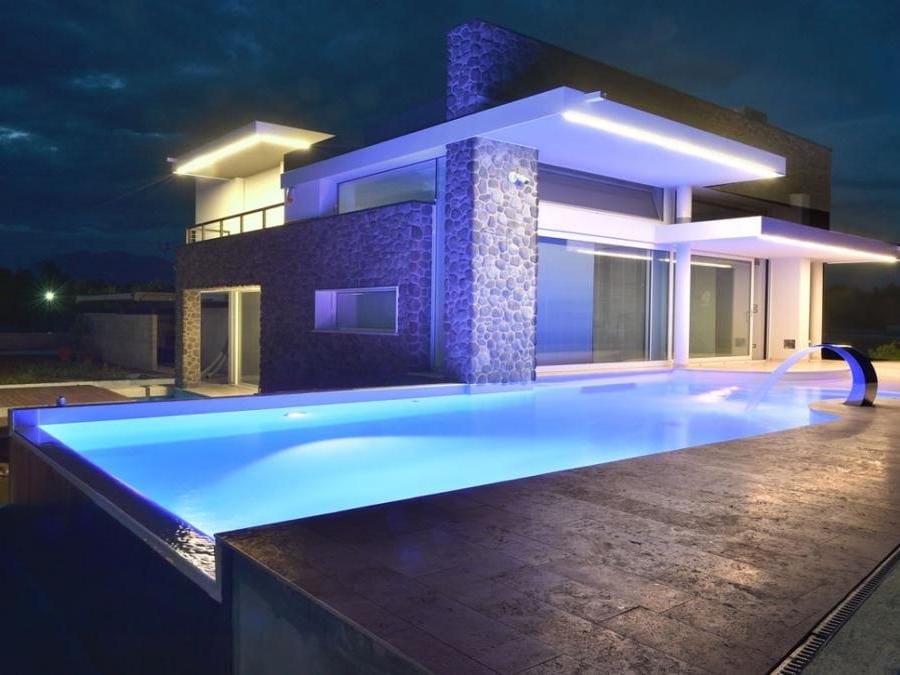 Oceano, Rettangolare, di forma classicamente tradizionale, è fabbricata con componenti modulari, è installabile ovunque e con qualunque spazio disponibile; la scala romana che scende all'interno del perimetro lascia il bordo lineare, senza interruzione. La lunghezza arriva sino a 20 metri e la larghezza sino a 10. Una grande scelta di dimensioni.