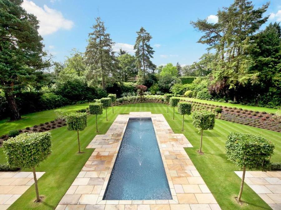 Falcon Pools, Crossacres, piscina rettangolare con getti centrali, costruita su misura anche per spazi piccoli e consegnata con una serie di servizi di manutenzione, assistenza e implementazione su misura, di fascia alta. Viene progettata con una cura particolare del contesto paesaggistico nel quale va a inserirsi. Per chi desidera uno scenario outdoor molto elegante e soprattutto sempre in perfetta forma.