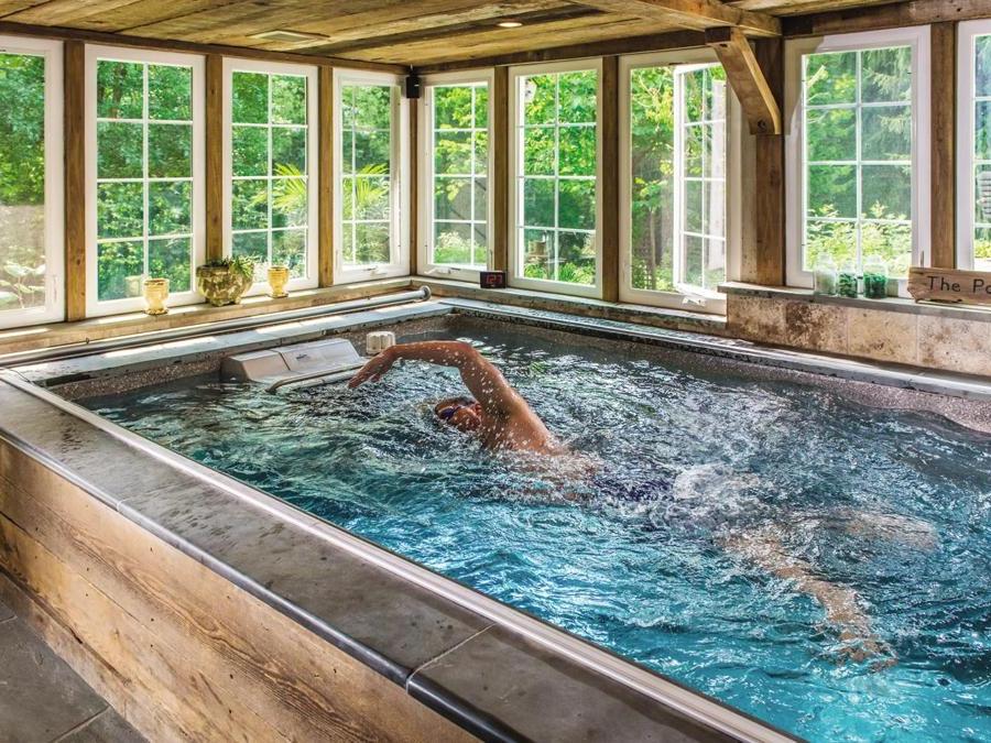 Endless, sistema di nuoto controcorrente Fastlane da fissare a parete nelle piscine in costruzione o esistenti per una velocità massima equivalente di nuoto 1'14'' per 100 m e con 52 velocità di funzionamento. E' disponibile anche una serie di piscine Endless dotate del nuoto controcorrente e di attrezzature per la ginnastica in acqua. Fastlane costa Euro 28.500. Per nuotare, per tenersi davvero in forma senza nessuna dieta: si sa esattamente quante vasche, quante calorie, quanto tempo occorrono per tornare o restare in forma!