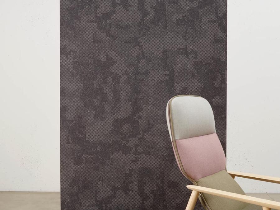 Cover di Patricia Urquiola per Mutina. Lastre di 6 mm di grès porcellanato non smaltato ad impasto omogeneo nei colori bianco, grigio e nero in vari pattern. ( Foto Gerhardt Kellermann)