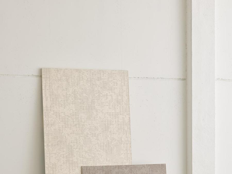 Cover di Patricia Urquila per Mutina. Lastre di 6 mm di grès porcellanato non smaltato ad impasto omogeneo nei colori bianco, grigio e nero in vari pattern. ( Foto Gerhardt Kellermann)