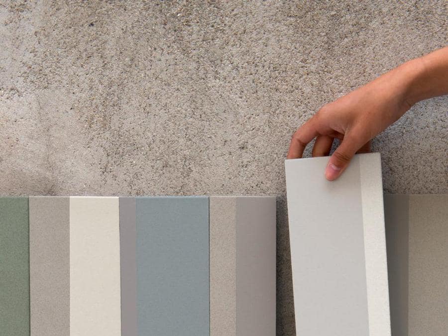 Piano di di Ronan e Erwan Bouroullec. Piastrelle in grès porcellanato smaltato ad impasto omogeneo dello spessore di 10 mm. Due i formati rettangolari (10x30 cm e 7,5x30 cm) sempre abbinati e inscatolati insieme, nelle 6 miscele di colori: Blanc, Blanc Rose, Bleu Vert, Gris Blanc, Gris Vert, Gris Bleu.
