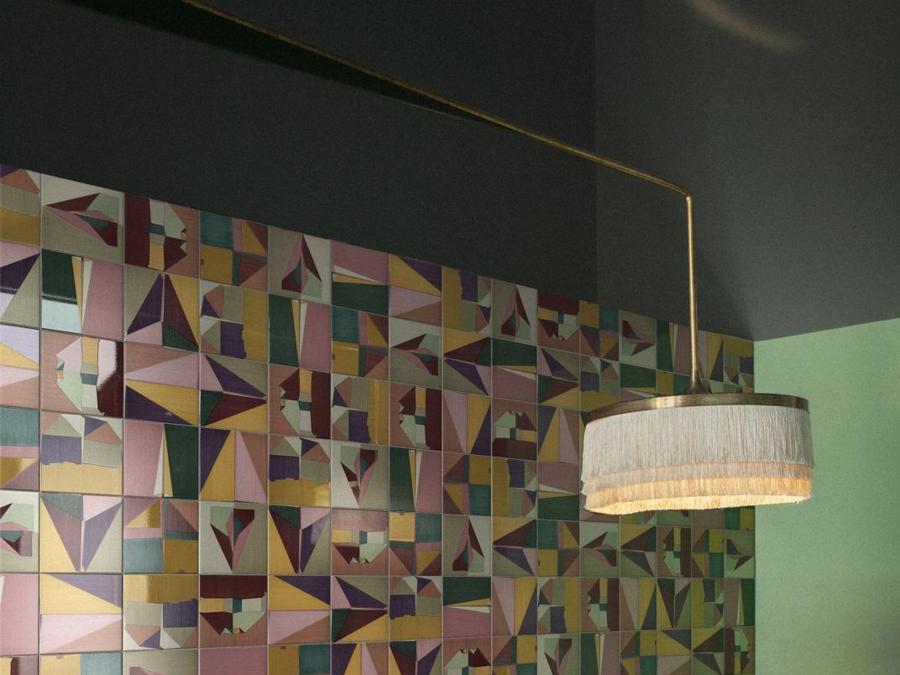 Corrispondenza di Dimorestudio per Ceramica Bardelli. Piastrelle in grès smaltato della dimensione di 20x20 cm e lo spessore di 7 mm. Dalla superficie opaca, presentato in 7 decori e 6 tinte unite, pennellati a mano. (Foto Silvia Rivoltella)