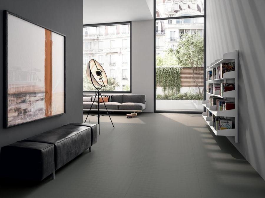 MD-Edge di Momodesign per Cisa Ceramiche (Gruppo Ceramiche Ricchetti). Collezione ispirata alla trama del tessuto di carbonio, declinata in sei diverse tonalità di grigio (Lead Blue Grey, Quarz Grey, Mineral White, Iridium Grey, Stone Grey, Dark Graphite). I decori sono costituiti da nove grafiche distinte, combinabili tra loro. 