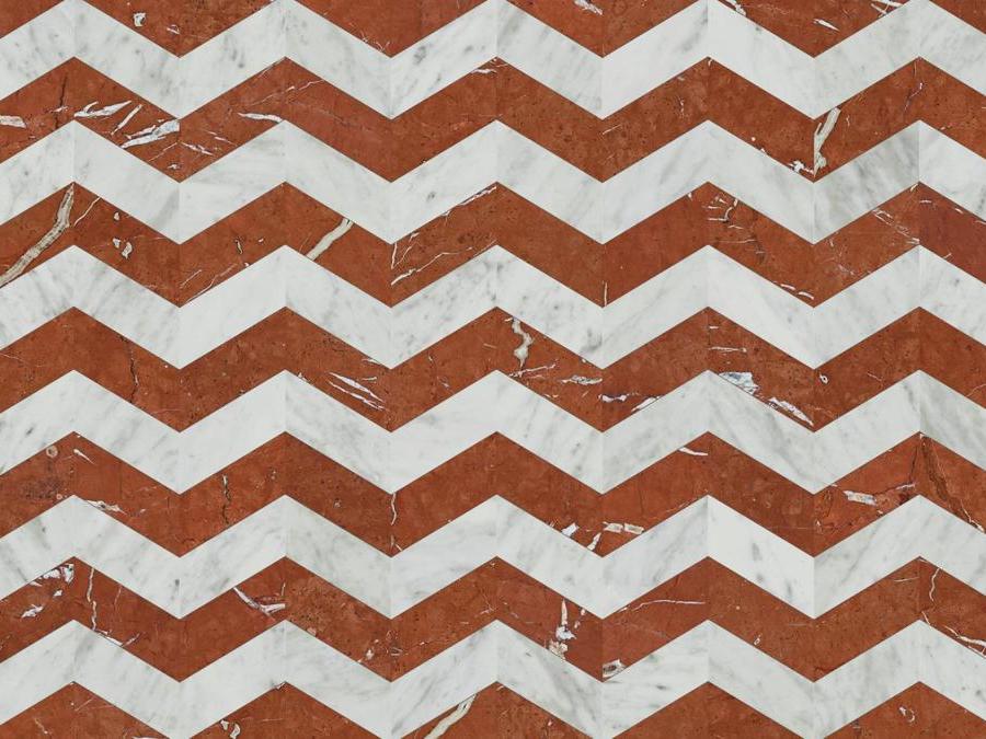 Collezione Marmo, Bisazza. Appia: decoro policromo in marmo ottenuto con l'accostamento di due elementi a forma di spina nella versione Corallo, in marmo Bianco Carrara e Rosso Alicante. Casilina: decoro policromo in marmo ottenuto con l'accostamento di due elementi a forma di doga e quadrato, nella versione Felce: in marmo Nero Marquinia, Bianco Carrara e Grigio Carnico.