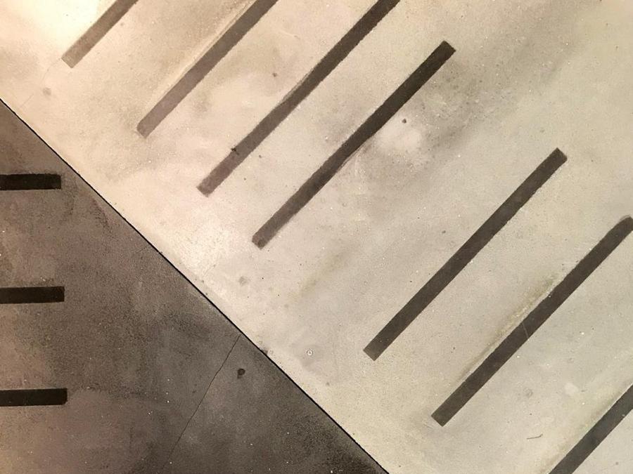 Fragment, Matteo Brioni. Decoro della collezione TerraFrame caratterizzato dall'inserto di “bacchette” di cotto grigio di altezze diverse con il TerraTon, un pavimento massivo in terra cruda.