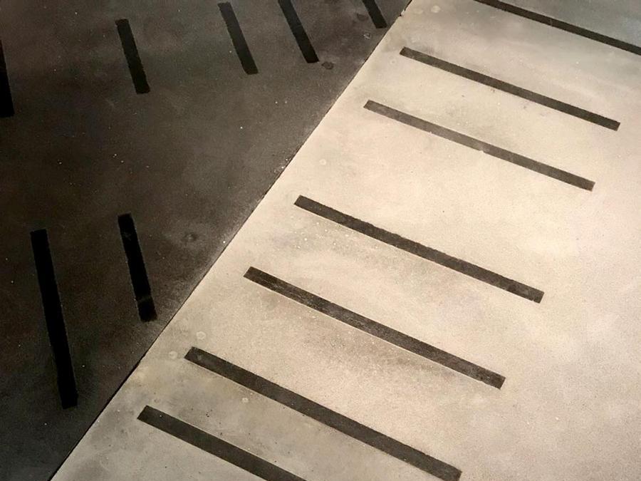 Fragment, Matteo Brioni. Decoro della collezione TerraFrame caratterizzato dall'inserto di “bacchette” di cotto grigio di altezze diverse con il TerraTon, un pavimento massivo in terra cruda.