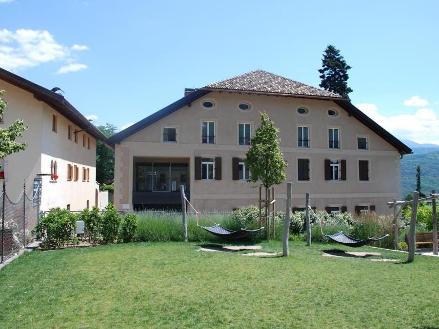 Appartamento Windegg, Caldaro sulla Strada del vino – dott. Arch. Horst Freissinger. Muratura esistente in pietra e pietra misto mattoni, muri perimetrali isolati internamente con intonaco, caldaia a gas metano con riscaldamento a pavimento e copertura in legno isolata con fibra di legno sono gli elementi distintivi dell'appartamento con certificato CasaClima R.