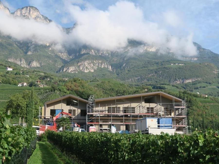 Brunnenhof, Cortaccia sulla Strada del vino – Studio Manuel Benedikter. Dotata di intonaco termoisolante e tetto con struttura in legno e isolamento in fibra di legno, la struttura è certificata CasaClima A. Il maso chiuso è stato demolito, ricostruito e ampliato ed è stato fornito di sistema di ventilazione autonomo per unita con recupero e produzione di acqua calda autonoma.