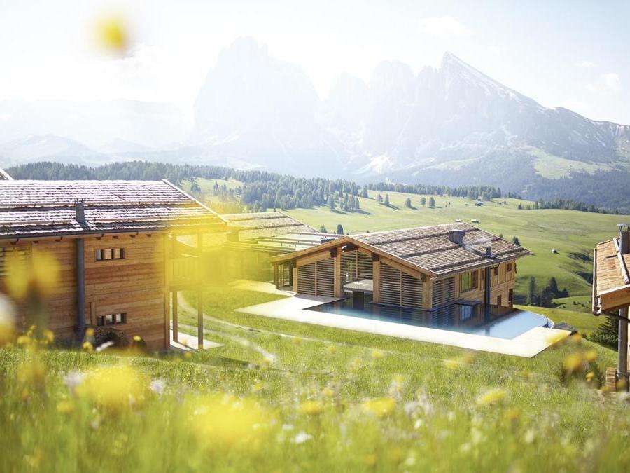 Adler Mountain Lodge, Alpe di Siusi – Arch. Hugo Demetz, studio Delazer. Hotel a 5 stelle, ClimaHotel (CasaClima A Nature), la struttura è quasi interamente costruita in legno. È dotata di riscaldamento con impianto di cogenerazione ad alto rendimento e caldaie a condensazione a gas metano e recupero calore impianto frigo e piscine.