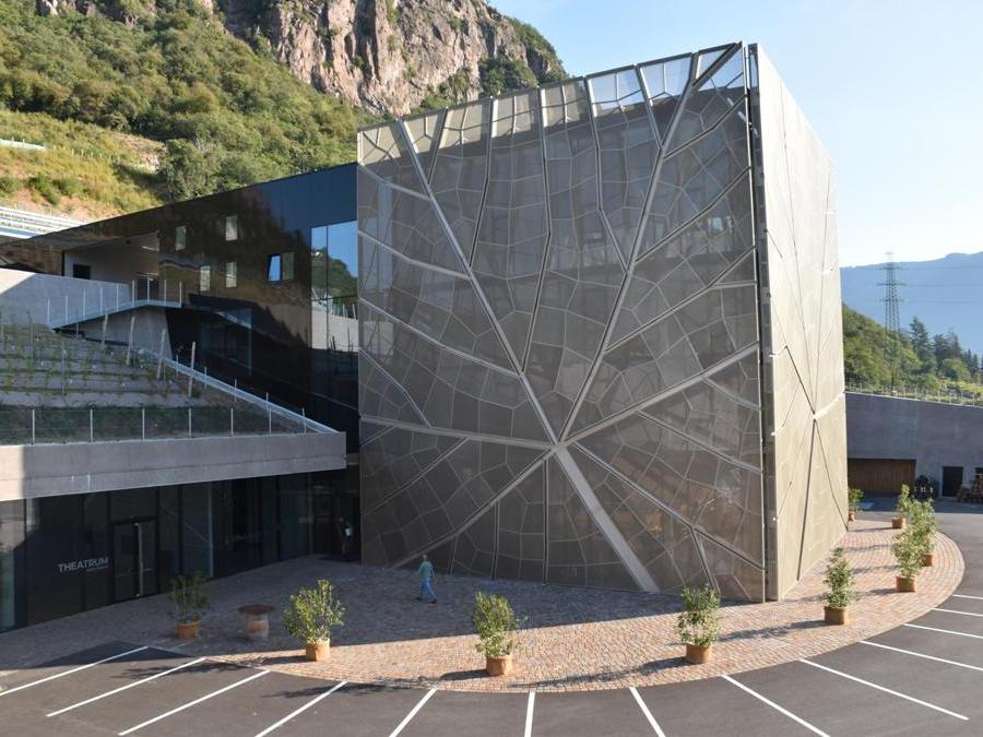 Nuova cantina vinicola Gries, Bolzano – Dr. Ing Egon Kelderer – Dell'Angolo – Kelderer - Architekturbüro. Ipogea per il 94% del volume totale, la struttura integra gli ampi spazi delle cantine e dei vani tecnici all'edificio amministrativo, così da rispettare le esigenze logistiche e ben integrarsi con la città di Bolzano.