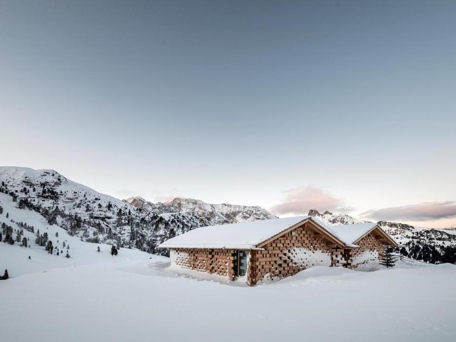 Rifugio Zallinger, Alpe di Siusi – Studio Noa Network of Architecture. Il nuovo Zallinger è ClimaHotel Tre Stelle Superior con edificio principale e 6 chalet di legno. L'intera struttura è progettata per inserirsi in armonia nella natura ed è dotata di nuovi spazi ristorante e lounge-bar e di una nuova area benessere.