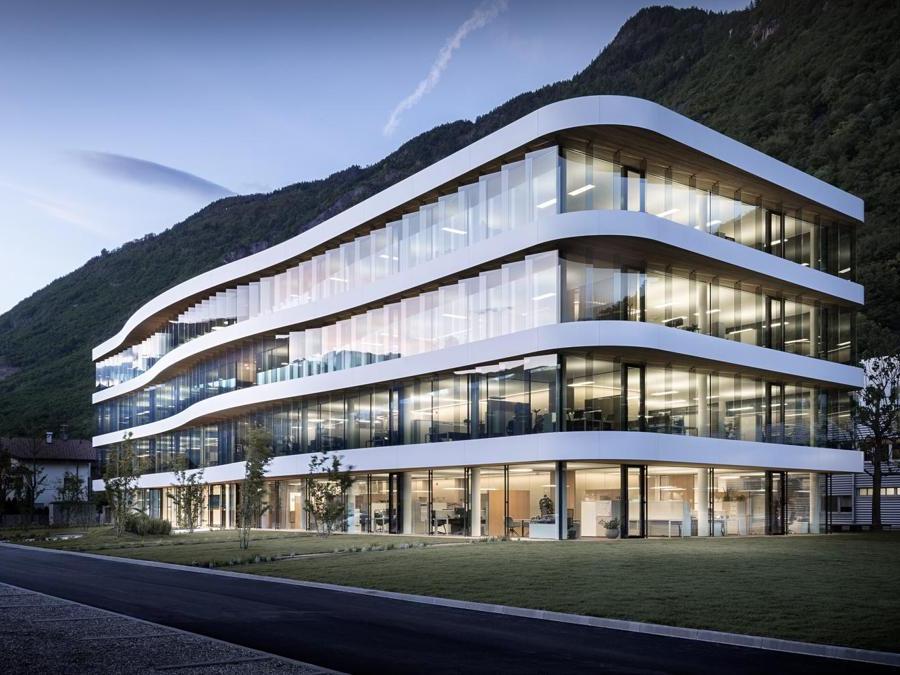 Sede aziendale Dr. Schär S.p.A. , Postal – monovolume architecture design. Le facciate trasparenti e leggere sono state progettate con elementi in vetro, con una seconda facciata in lamelle di vetro inclinate che assicura la protezione solare.