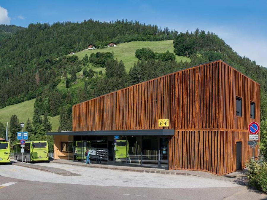 Ufficio turistico, San Leonardo in Passiria – Associazione Turistica Val Passiria. Pareti e solai in legno massiccio, rivestimento esterno in lastre di acciaio CorTen, riscaldamento a pavimento e impianto di ventilazione meccanica. L'edificio, con struttura portante all'interno in parte a vista e in parte rivestita con pannelli d'argilla, appartiene alla classe Standard CasaClima A.