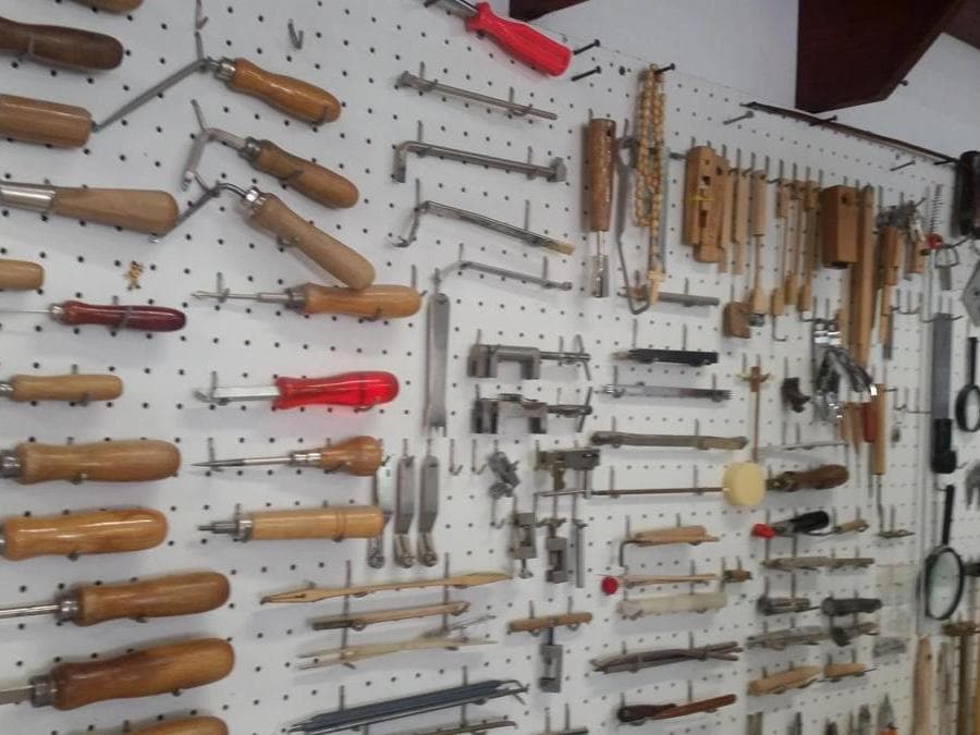 Il quadro degli attrezzi nel laboratorio di Luigi Borgato