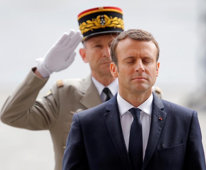 Il nuovo Presidente francese  Emmanuel Macron, all’Arco di Trionfo di Parigi, dopo la cerimonia ufficiale del suo insediamento, 14 maggio 2017. (AFP PHOTO / Pool / Michel Euler)